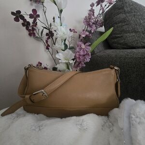 Elegant Tan Leather Shoulder Bag